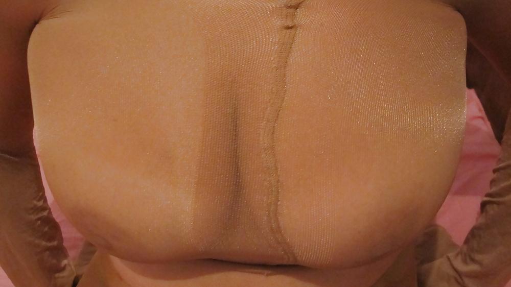 16P Shiny pantyhose and golden heels