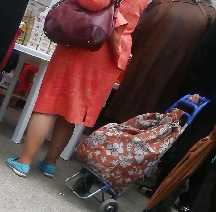 25P Spy feet, legs and skirt romanian