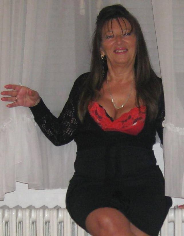 11P Ugly Mature Tart