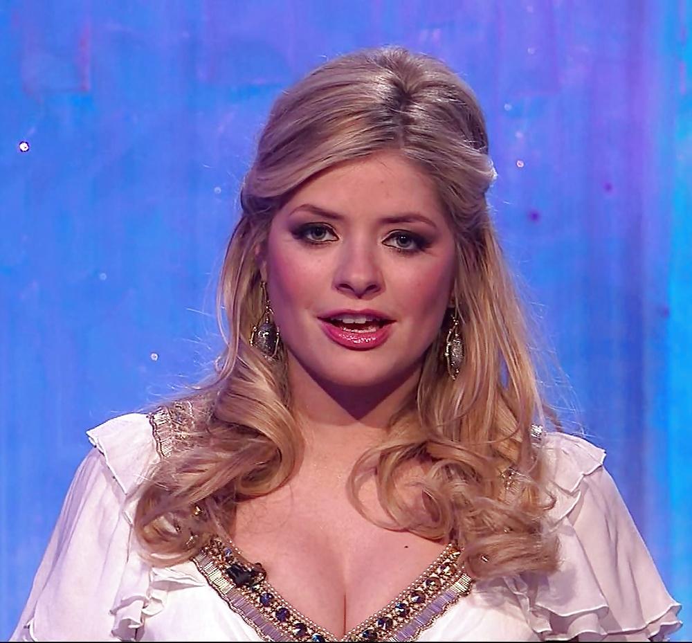 25P Holly Willoughby AMAZING Cleavage Pictures