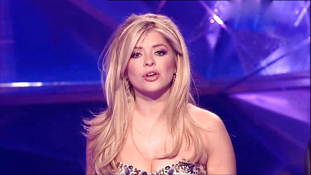 25P Holly Willoughby AMAZING Cleavage Pictures