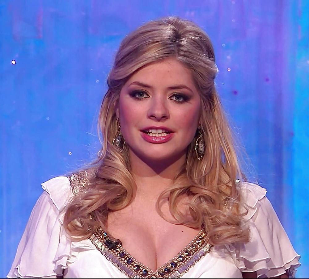 25P Holly Willoughby AMAZING Cleavage Pictures