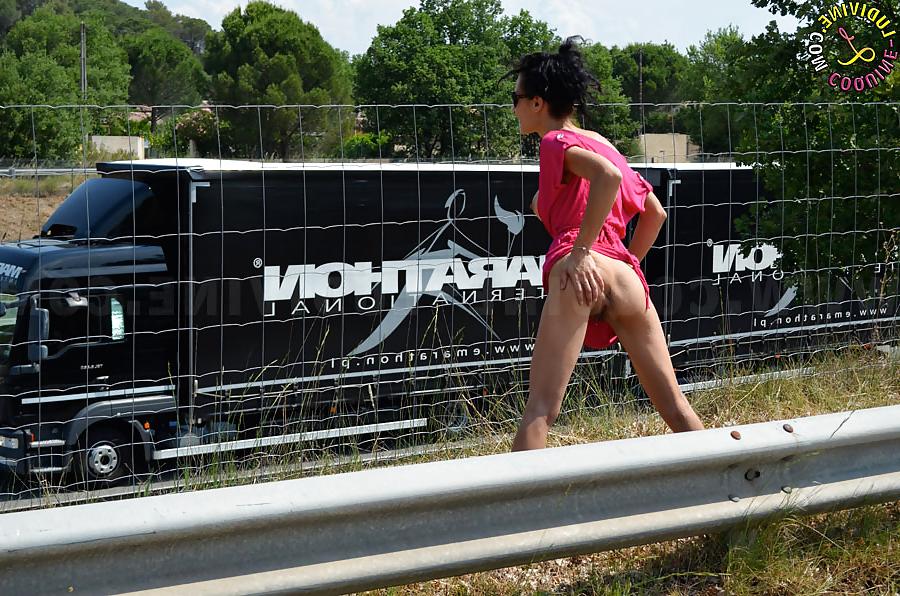 12P Je m exhibe en public devant l autoroute du soleil