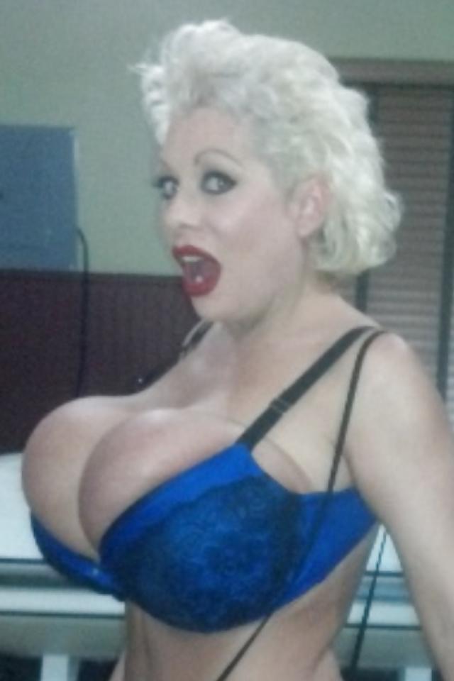 20P MASSIVE CLEAVAGE