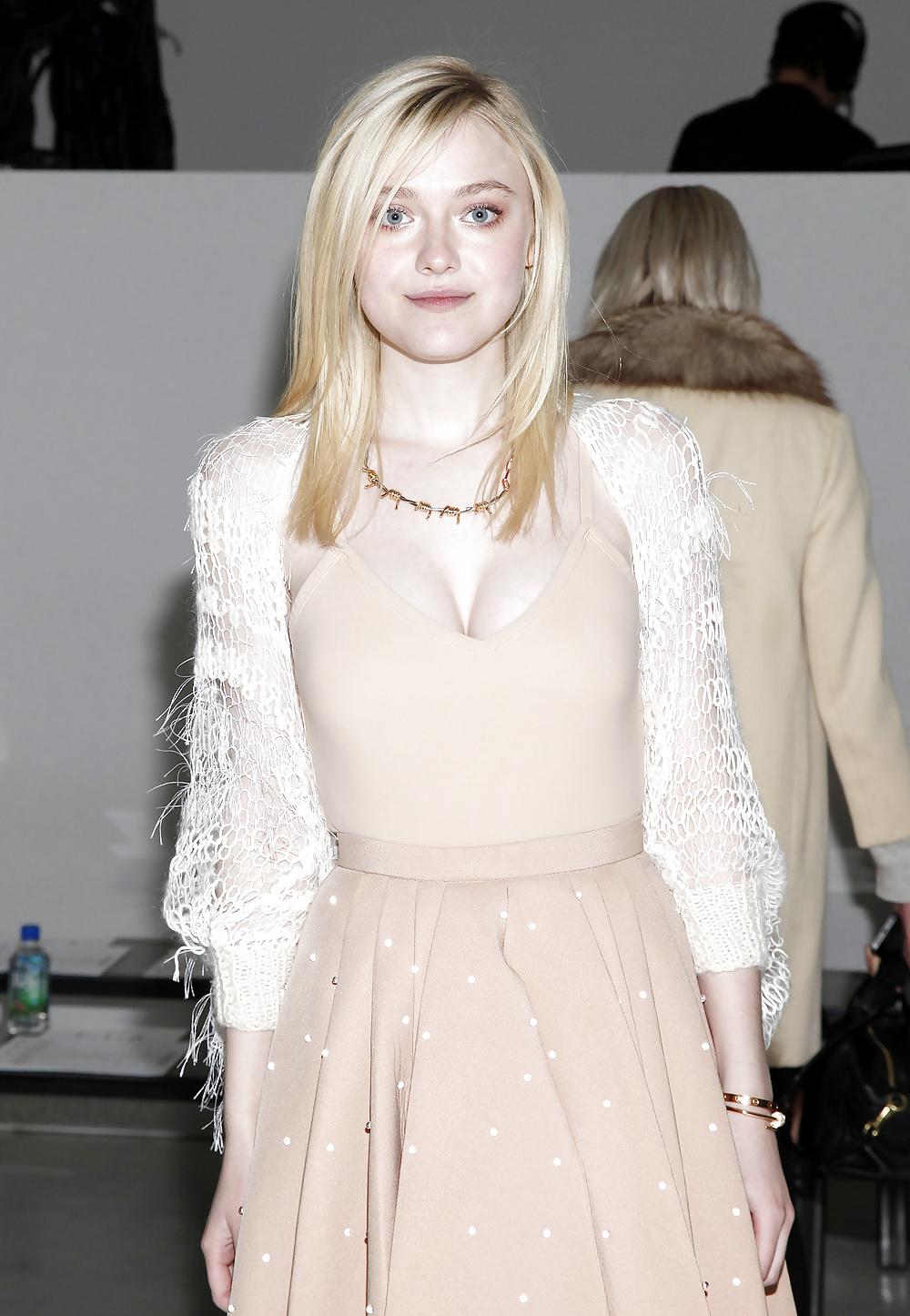 10P Dakota Fanning Cleavage 