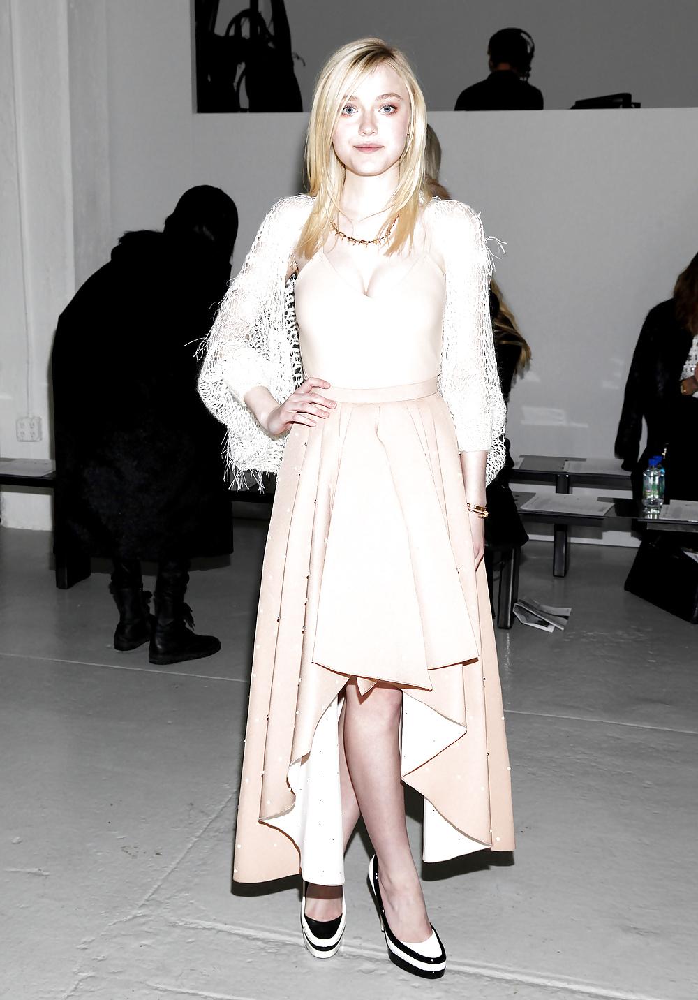10P Dakota Fanning Cleavage 