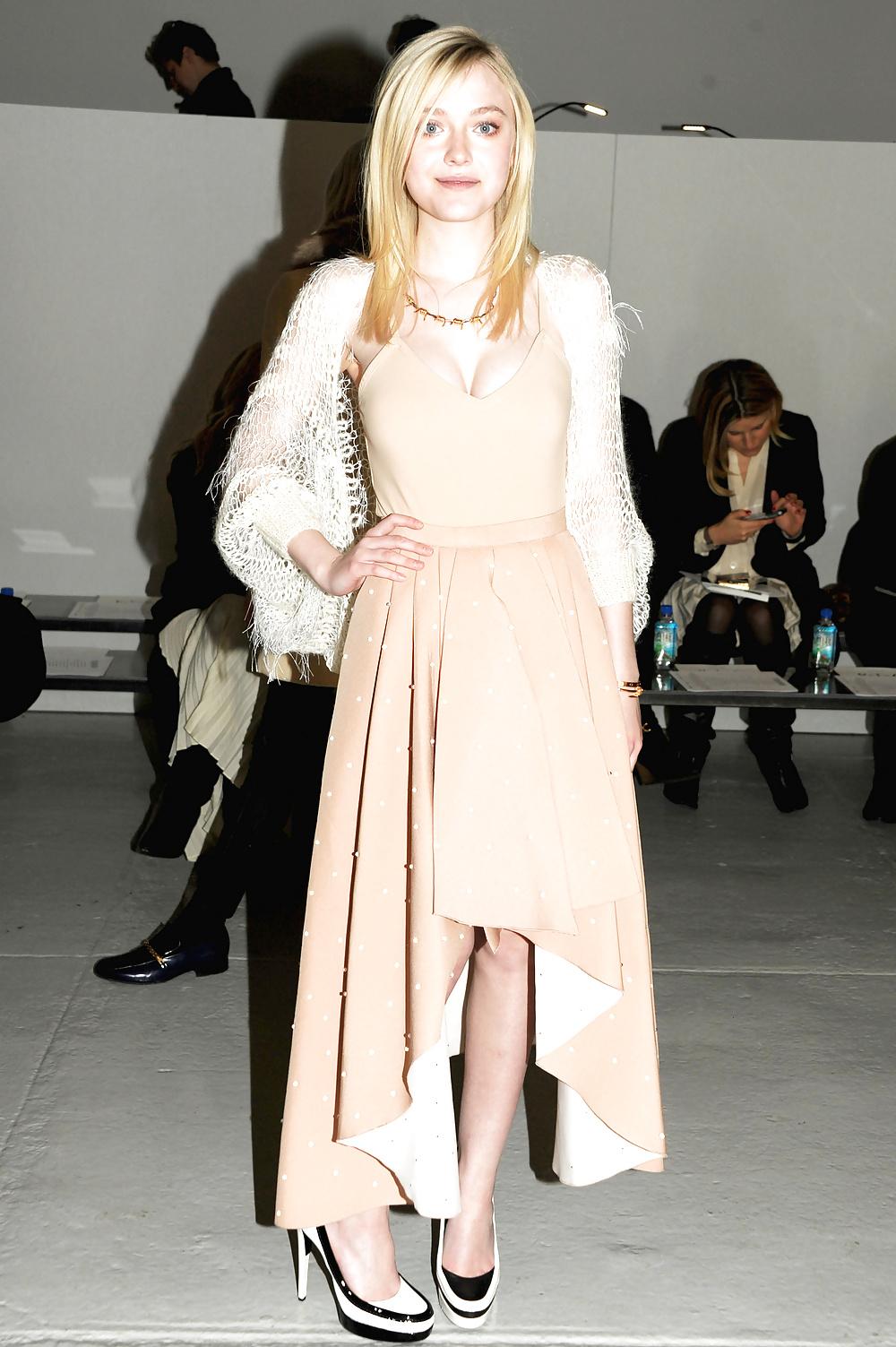 10P Dakota Fanning Cleavage 