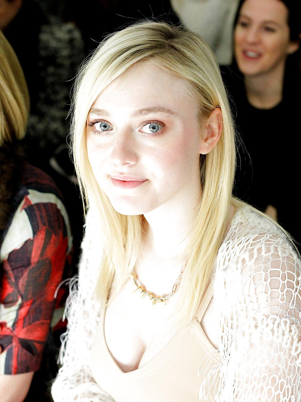 10P Dakota Fanning Cleavage 