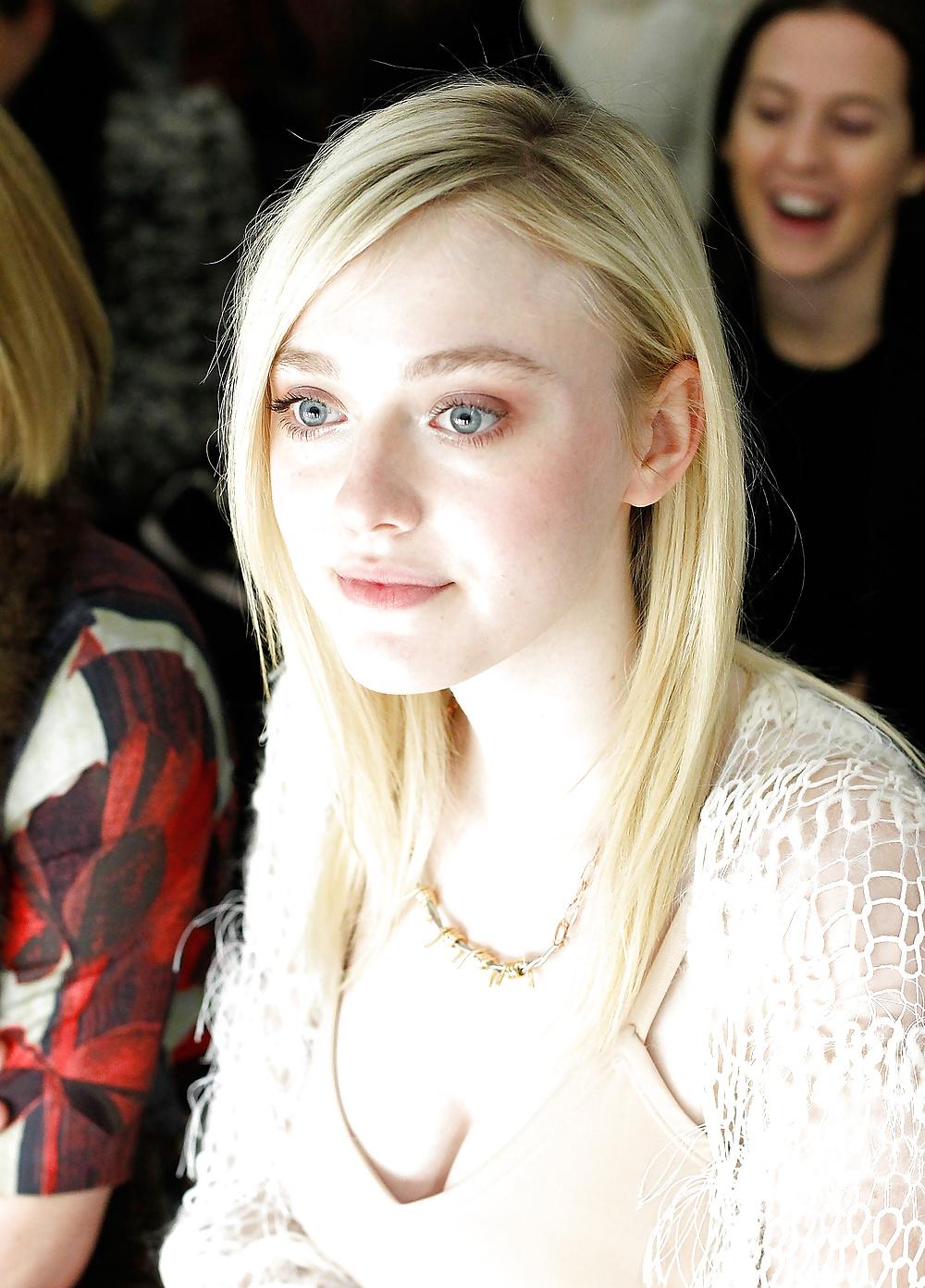 10P Dakota Fanning Cleavage 