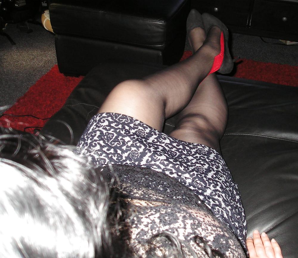23P My girlfriends red seamed tights and heels