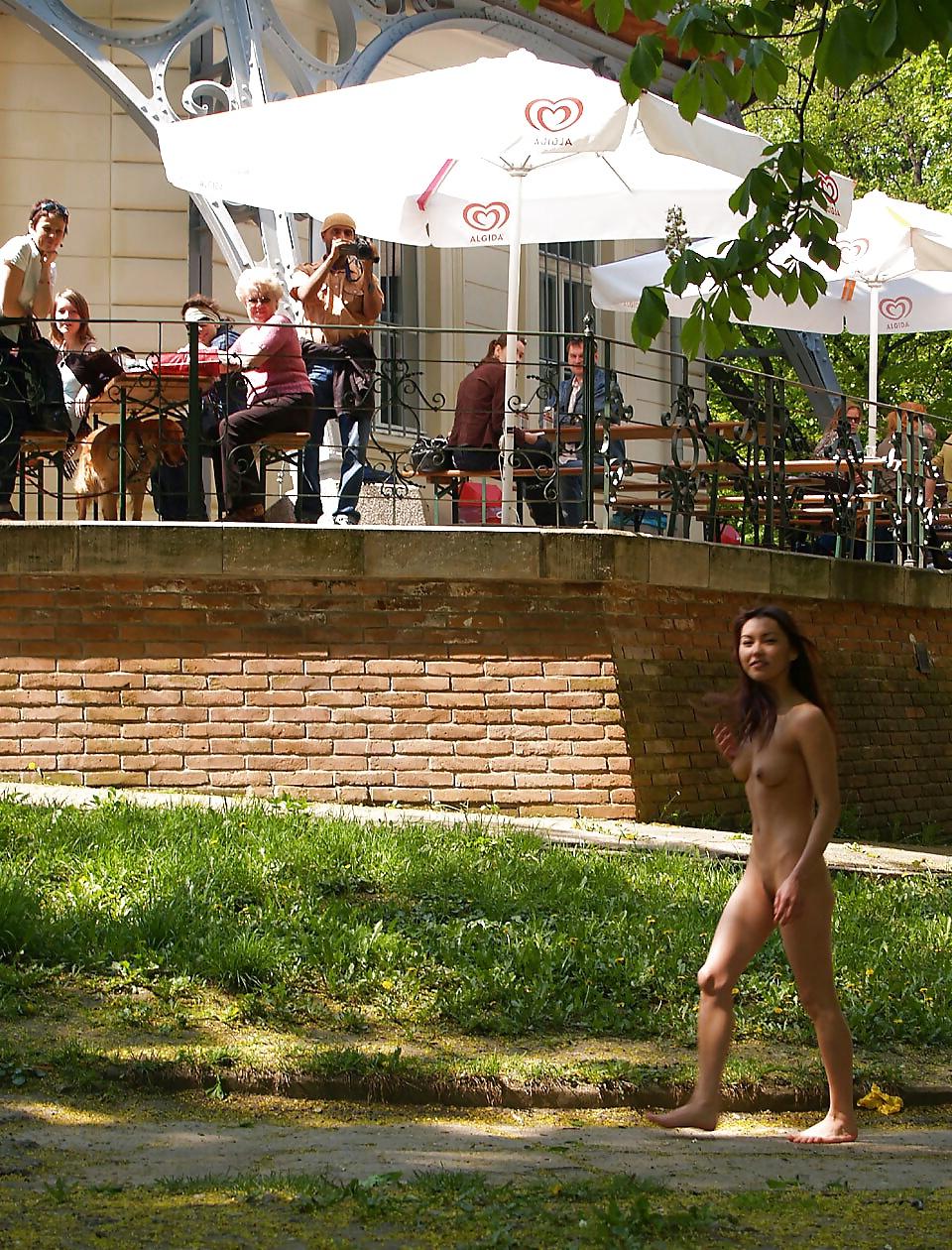 19P Wife walks naked in a public park