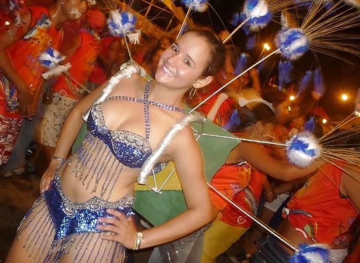 25P Bikinis and cleavage amateur