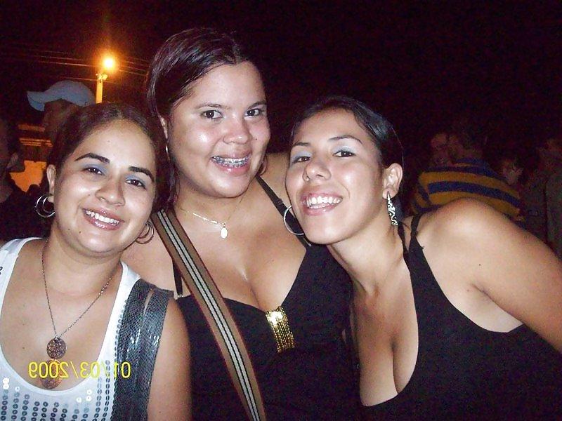25P Bikinis and cleavage amateur