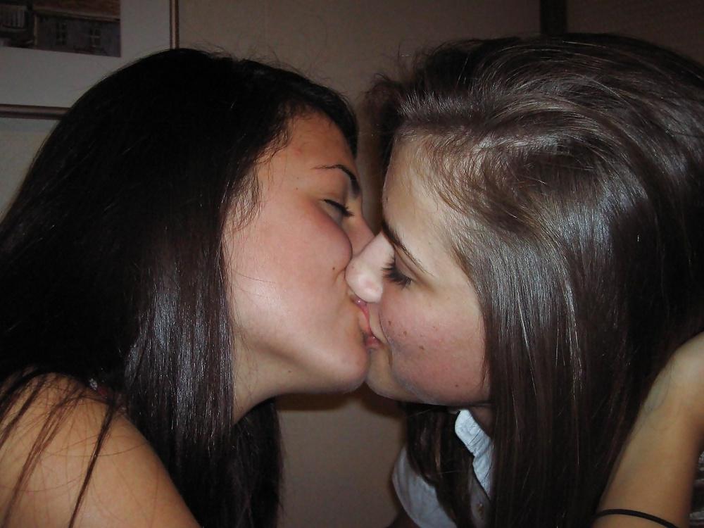 22P A world of girls kissing girls