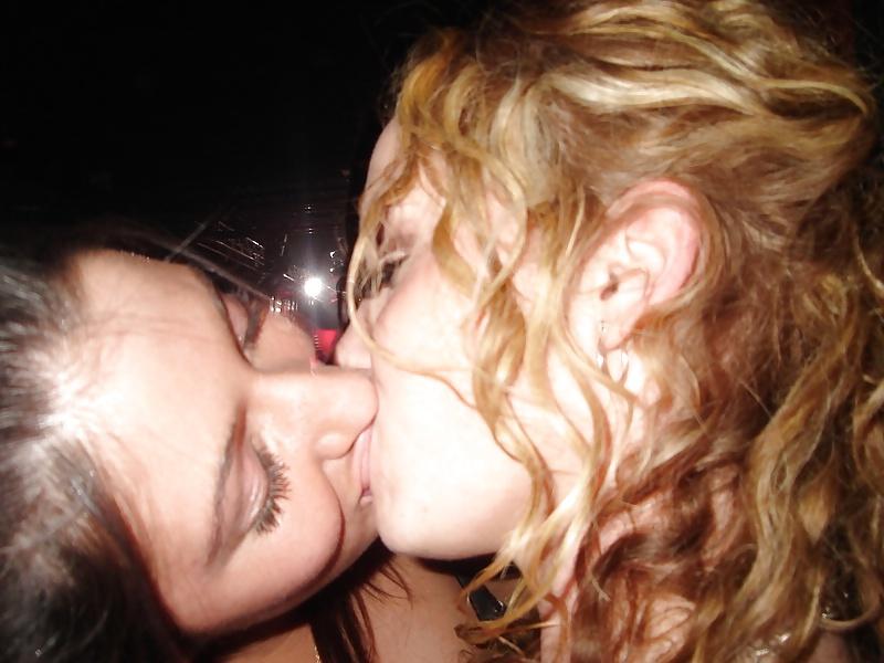 22P A world of girls kissing girls