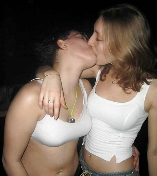 22P A world of girls kissing girls