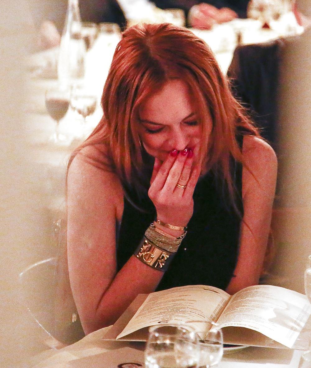 10P Lindsay Lohan ... Sideboob At Restaurant