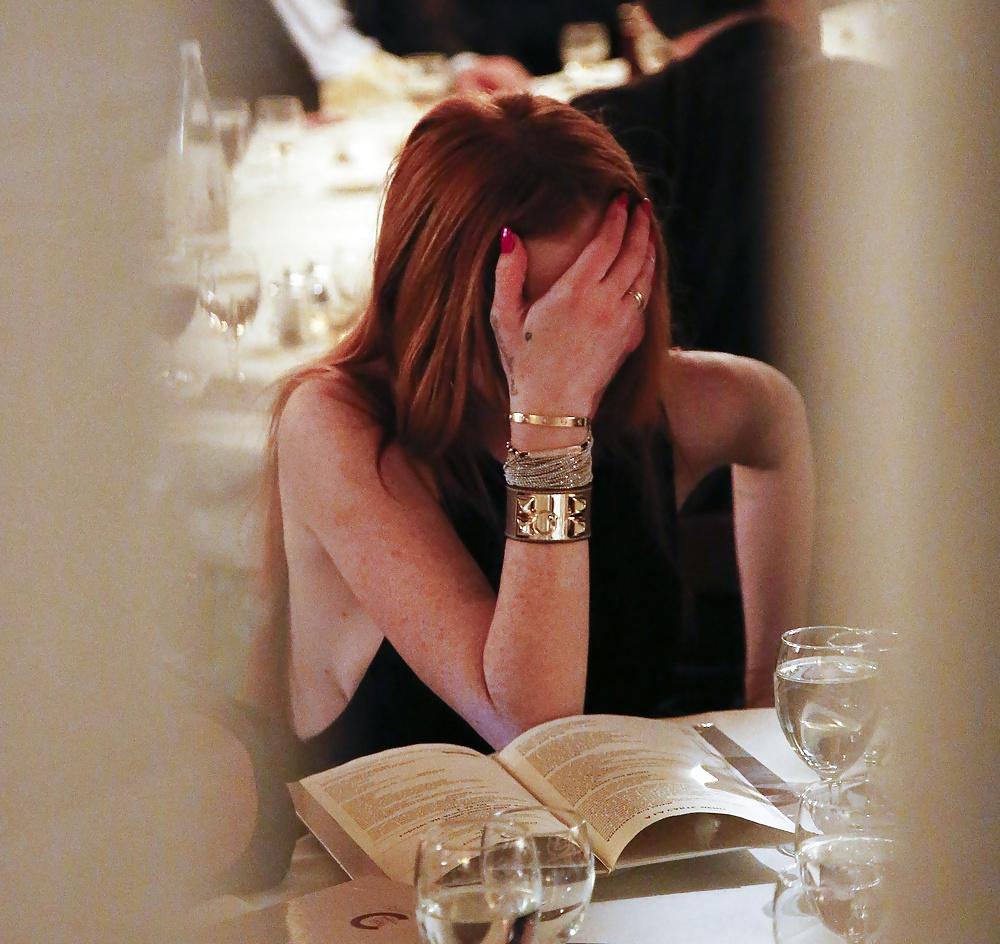10P Lindsay Lohan ... Sideboob At Restaurant