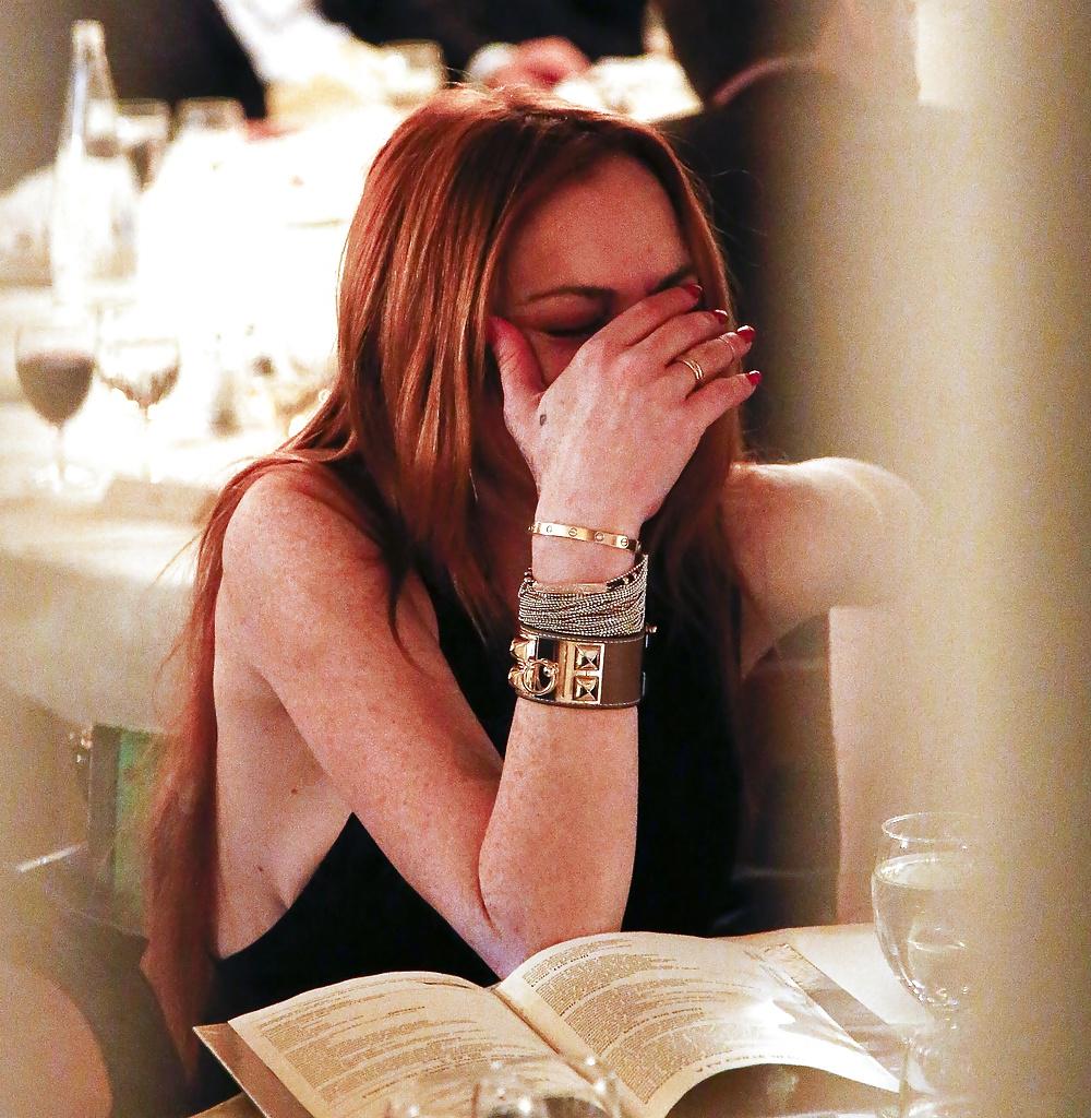 10P Lindsay Lohan ... Sideboob At Restaurant