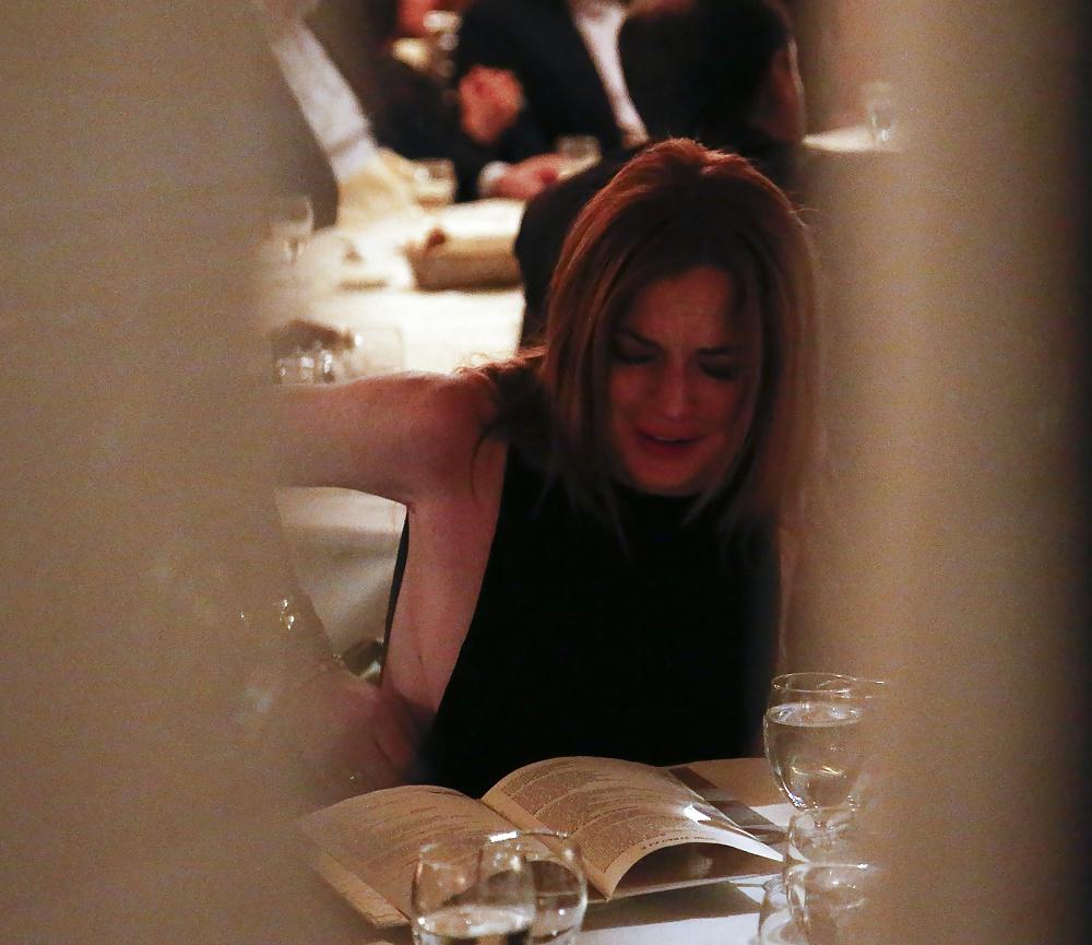 10P Lindsay Lohan ... Sideboob At Restaurant