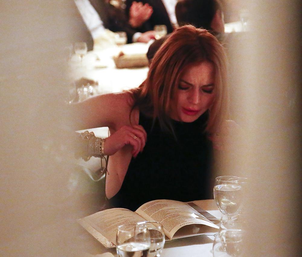 10P Lindsay Lohan ... Sideboob At Restaurant