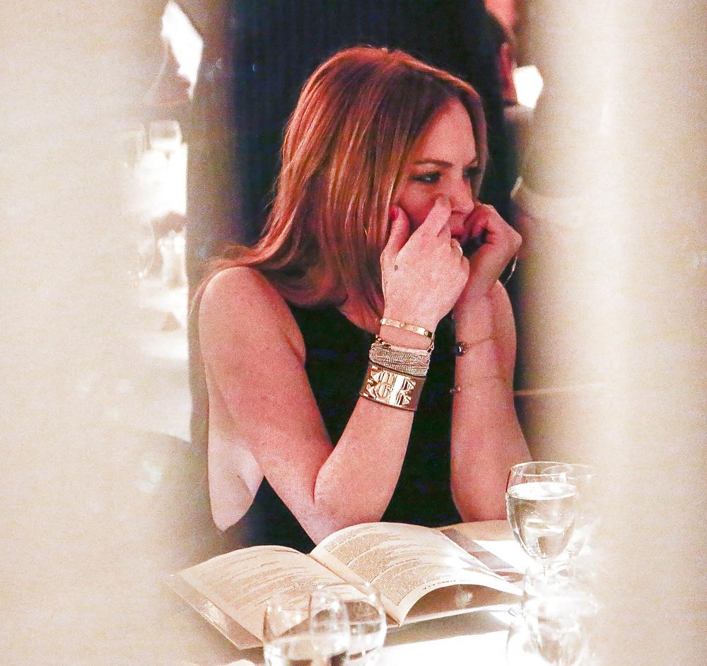 10P Lindsay Lohan ... Sideboob At Restaurant