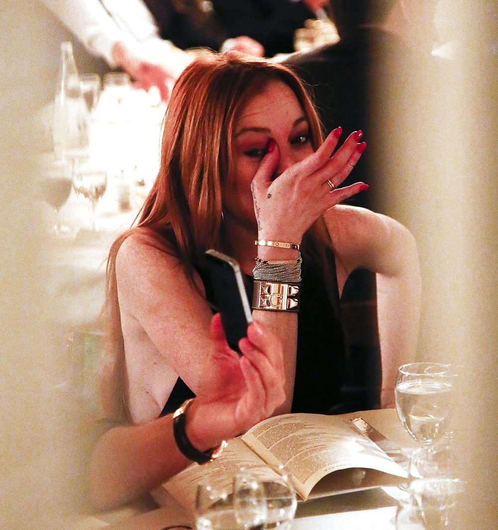 10P Lindsay Lohan ... Sideboob At Restaurant