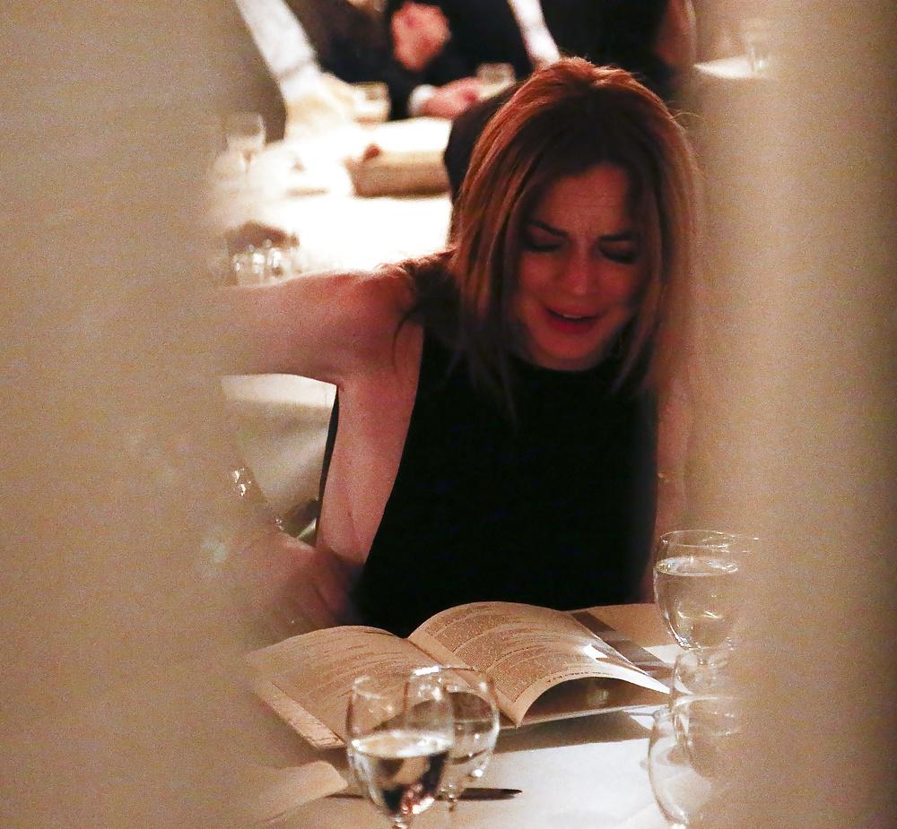 10P Lindsay Lohan ... Sideboob At Restaurant