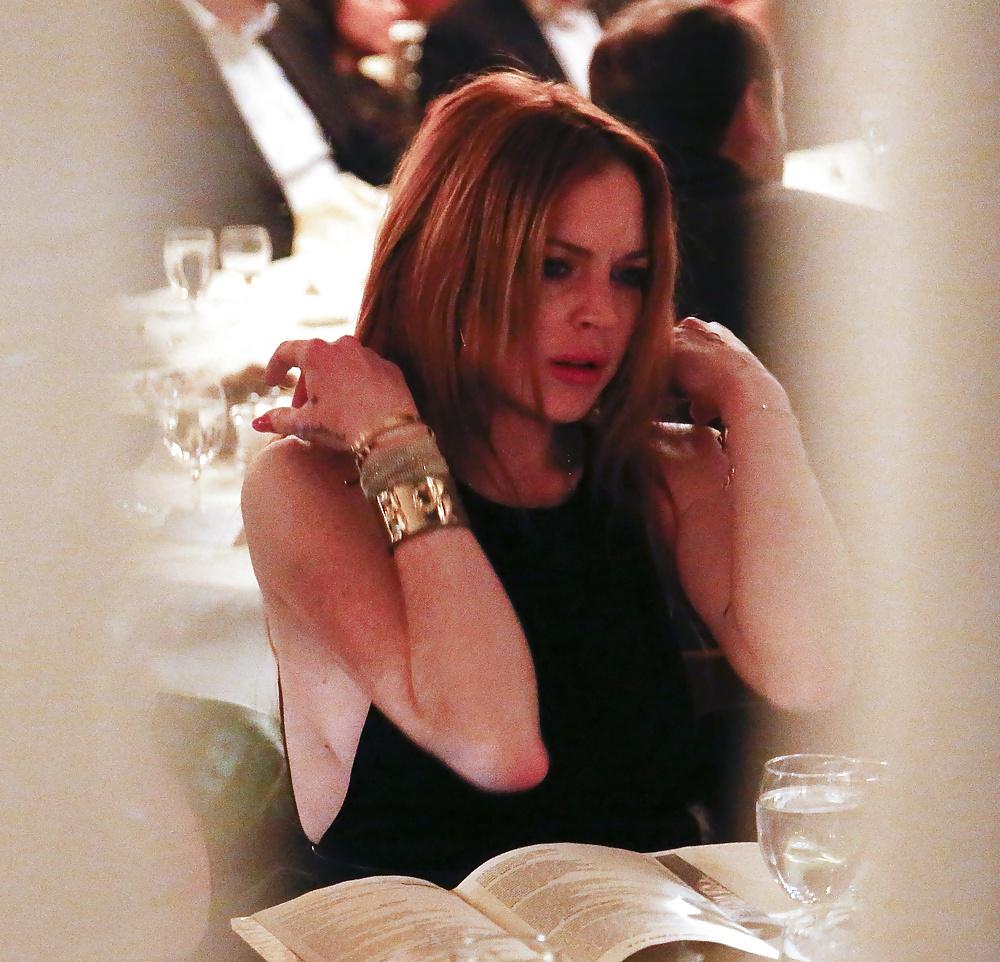 10P Lindsay Lohan ... Sideboob At Restaurant