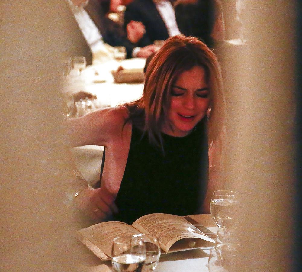 10P Lindsay Lohan ... Sideboob At Restaurant