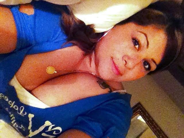 10P Latina milf cleavage