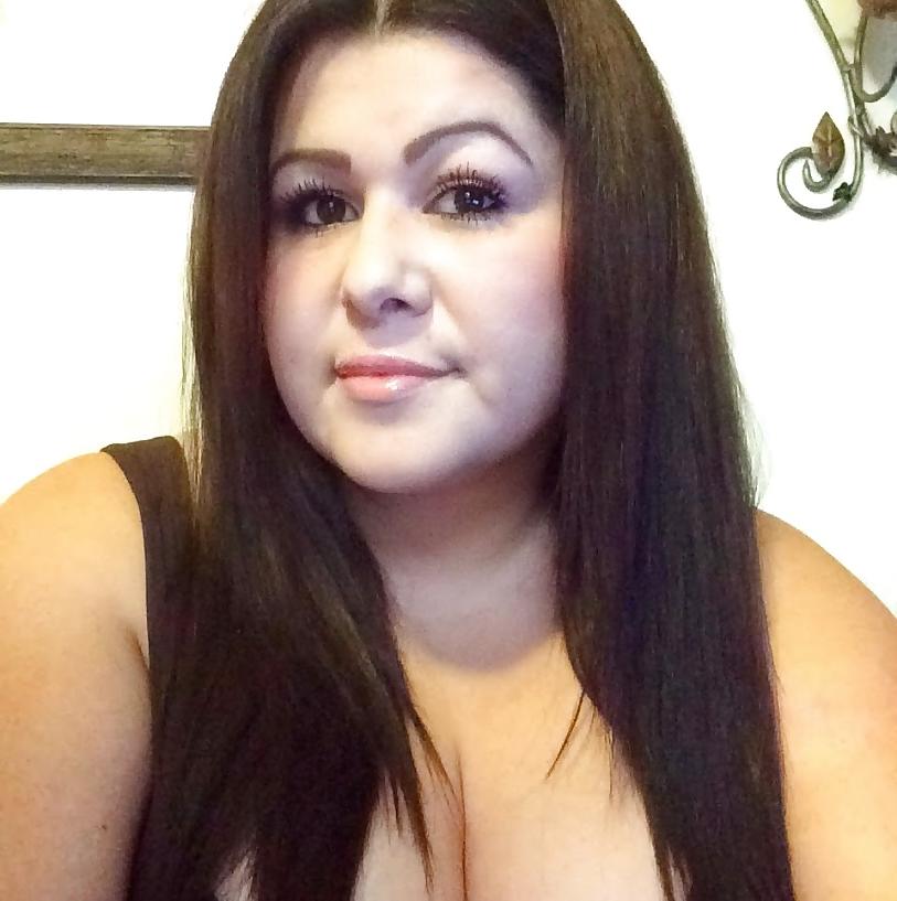 10P Latina milf cleavage