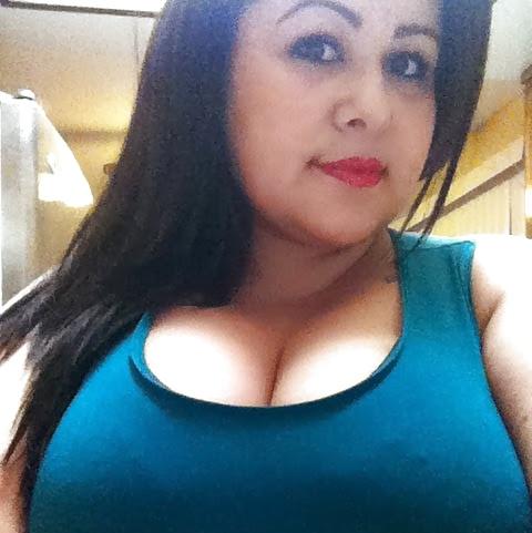 10P Latina milf cleavage