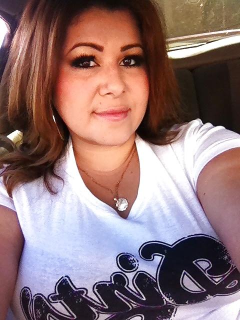 10P Latina milf cleavage