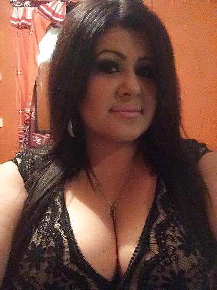 10P Latina milf cleavage