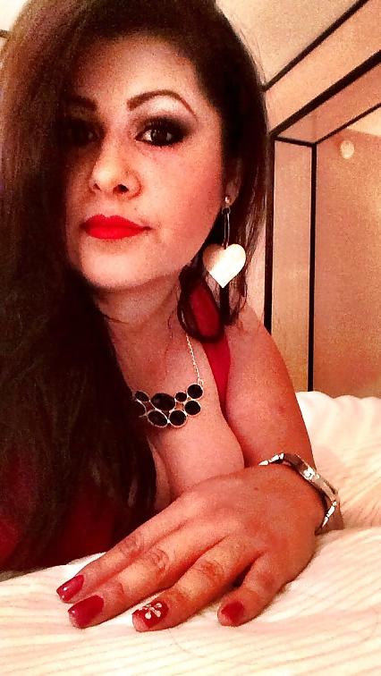 10P Latina milf cleavage