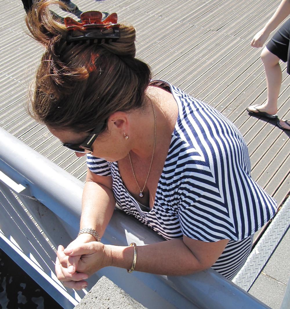 25P More of Michelle' MILF's sexy cleavage 
