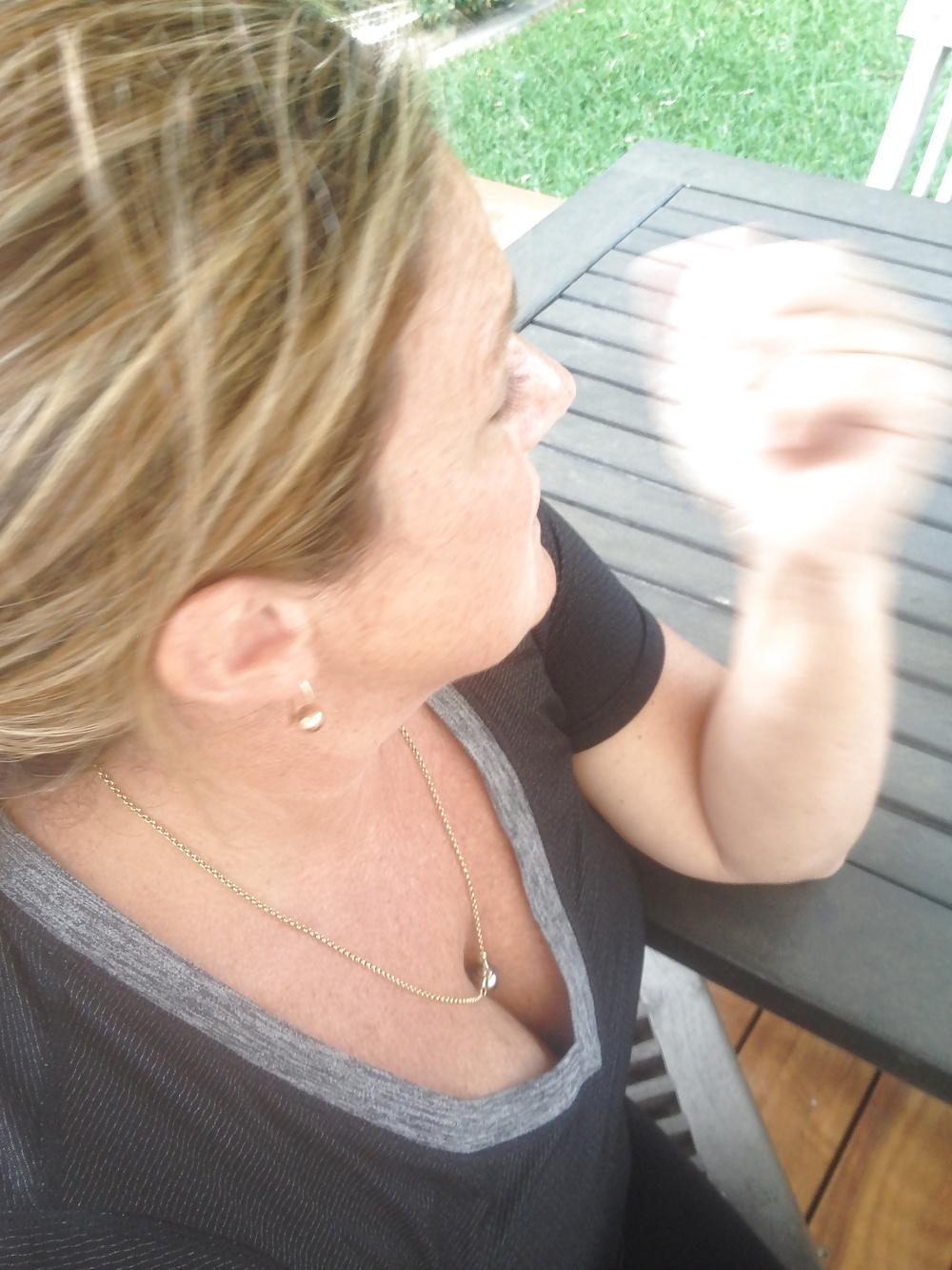 25P More of Michelle' MILF's sexy cleavage 
