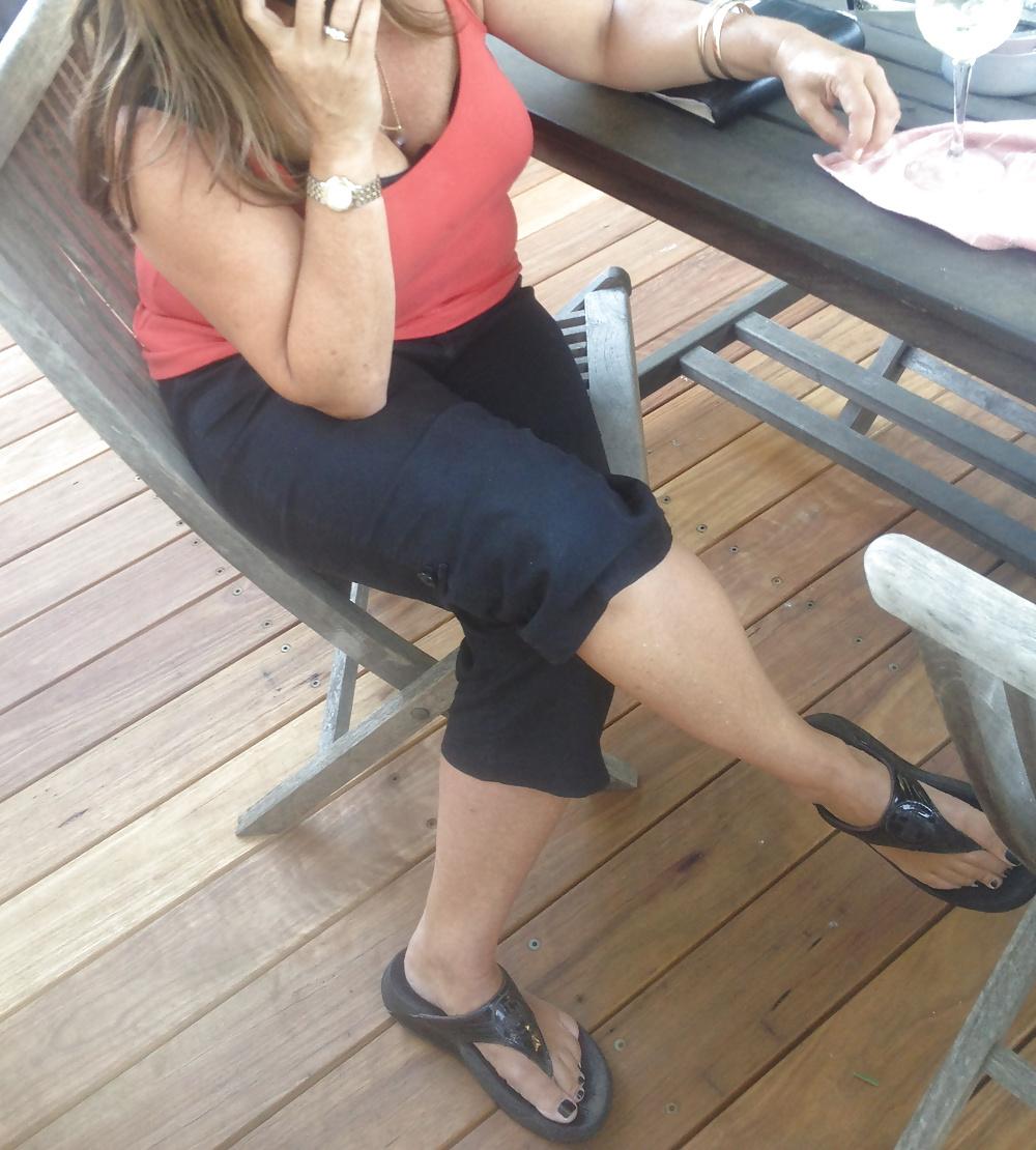 25P More of Michelle' MILF's sexy cleavage 