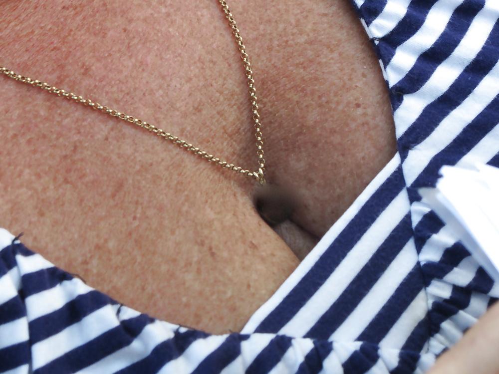 25P More of Michelle' MILF's sexy cleavage 
