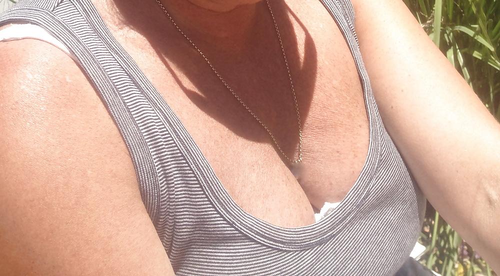 25P More of Michelle' MILF's sexy cleavage 