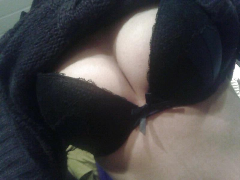 4P Indian gf's cleavage 