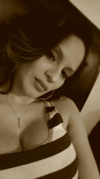 20P Gorgeous latina milf