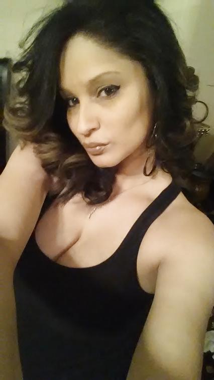 20P Gorgeous latina milf