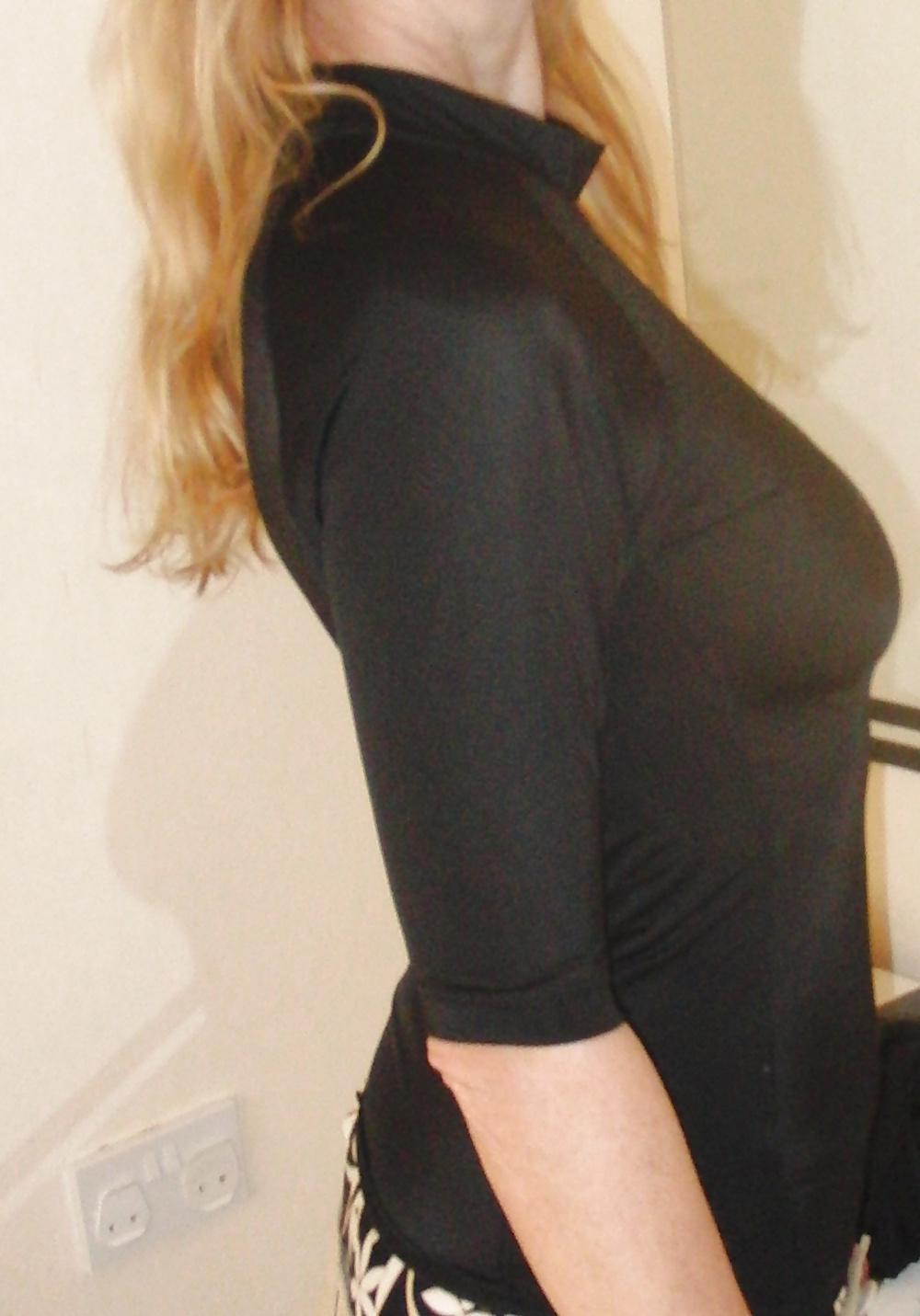 25P Mature GF shows cleavage, downblouse & nip slip in vacation