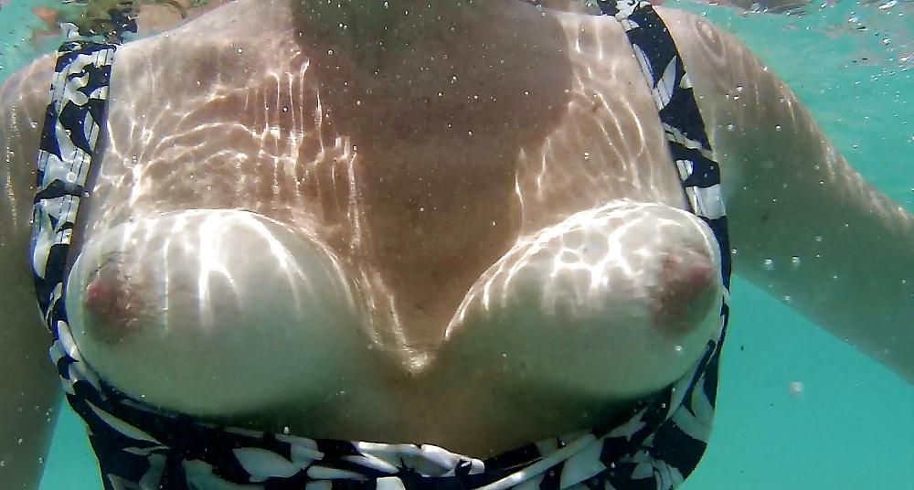 25P Mature GF shows cleavage, downblouse & nip slip in vacation