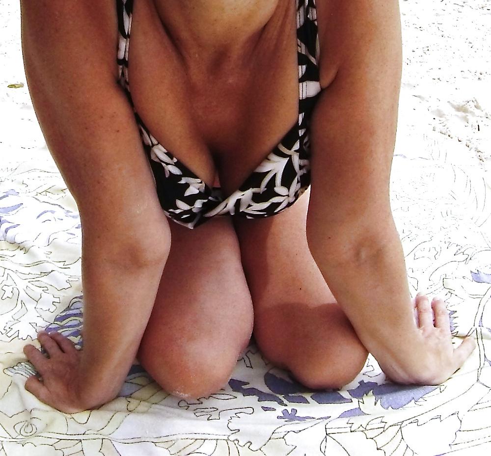 25P Mature GF shows cleavage, downblouse & nip slip in vacation