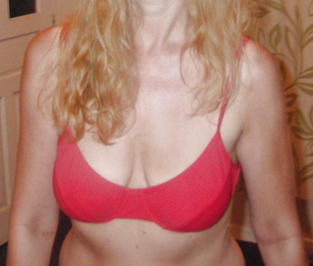 25P Mature GF shows cleavage, downblouse & nip slip in vacation