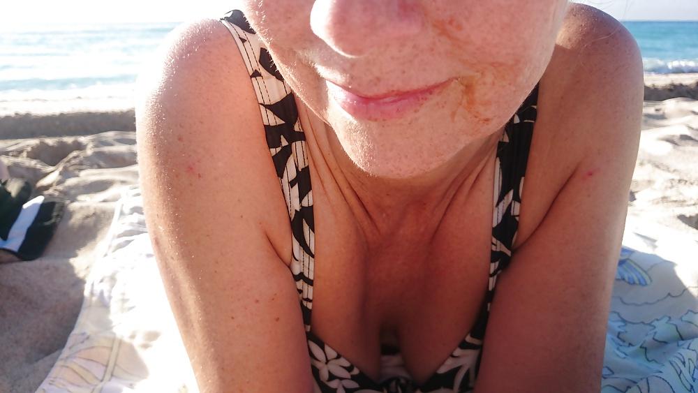 25P Mature GF shows cleavage, downblouse & nip slip in vacation