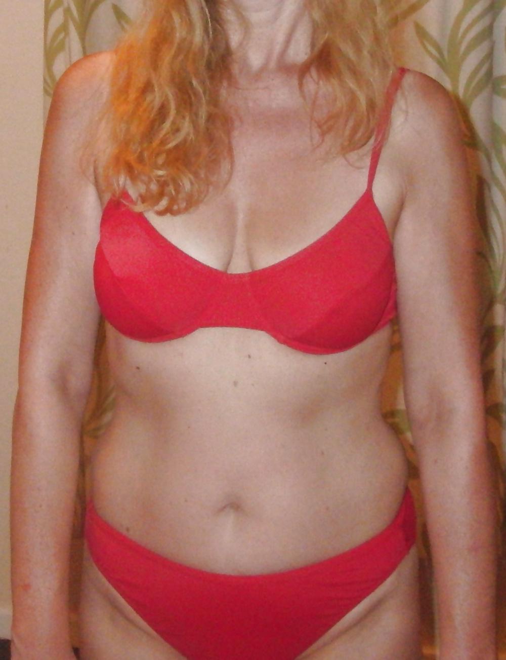 25P Mature GF shows cleavage, downblouse & nip slip in vacation